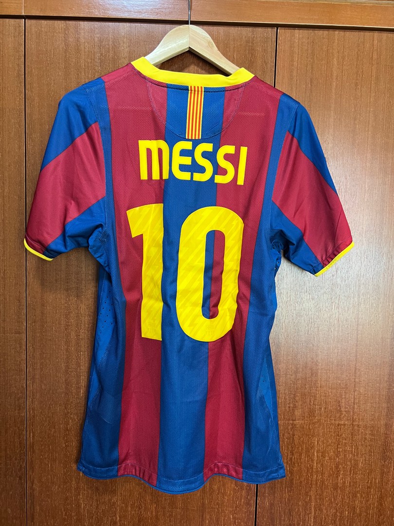 Barcelona 2010/11 Home Kit with Messi Print, Men's Fashion, Activewear ...