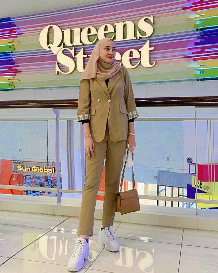 Smart casual muslimah for dinner top
