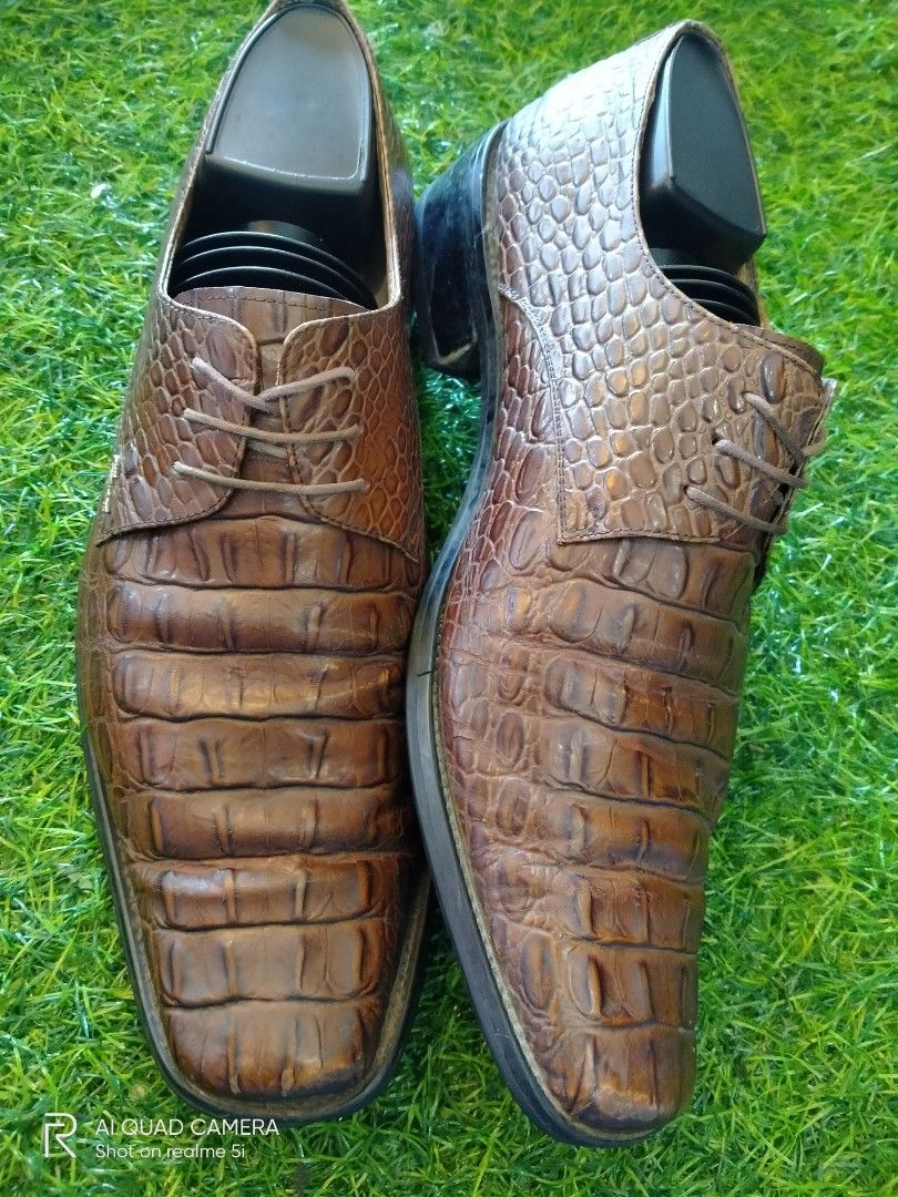 Used crocodile hotsell shoes