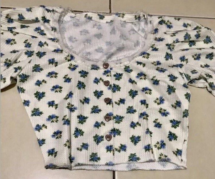 Croptop (Category: Blouses) located in Antipolo. Submitted by random.findss (Listing ID 1205406436, Image 3). Description: .