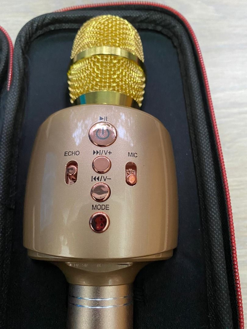 Karaoke Q7 Wireless Microphone 4 in 1 Handheld Bluetooth Home KTV