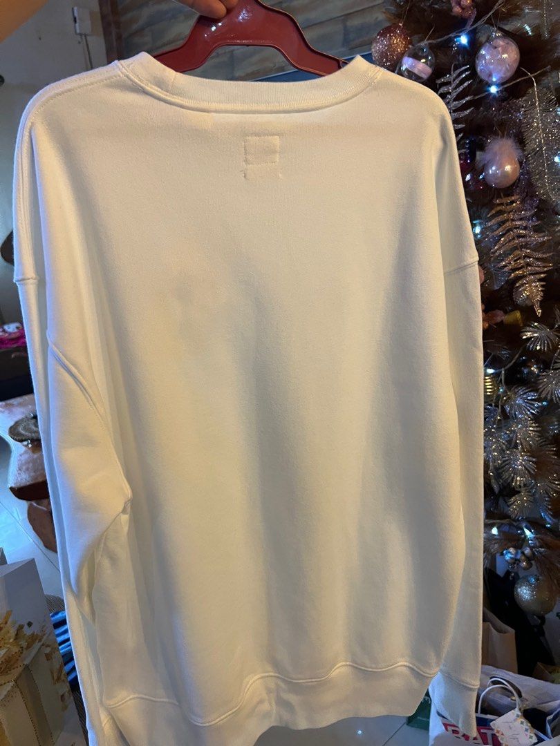 LEVI’S SWEATSHIRT (Category: Longsleeves) located in Valenzuela. Submitted by danielbelando4 (Listing ID 1205358726, Image 2). Description: For sale Levi’s sweatshirt Bought from canada Original price $80.
