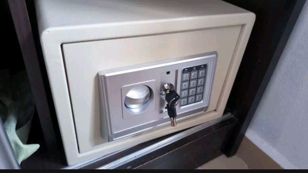 A4 size safety deposit box, Furniture & Home Living, Security & Locks