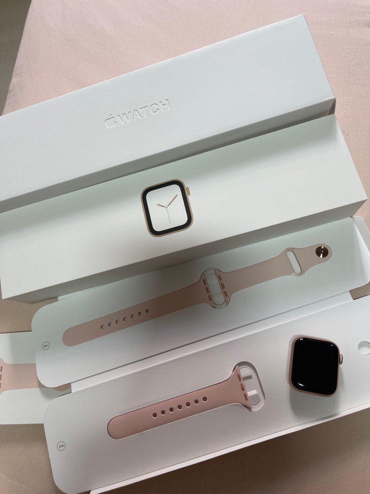 Apple Watch Series 4 Gold Aluminum Case Pink Sand Sport Band