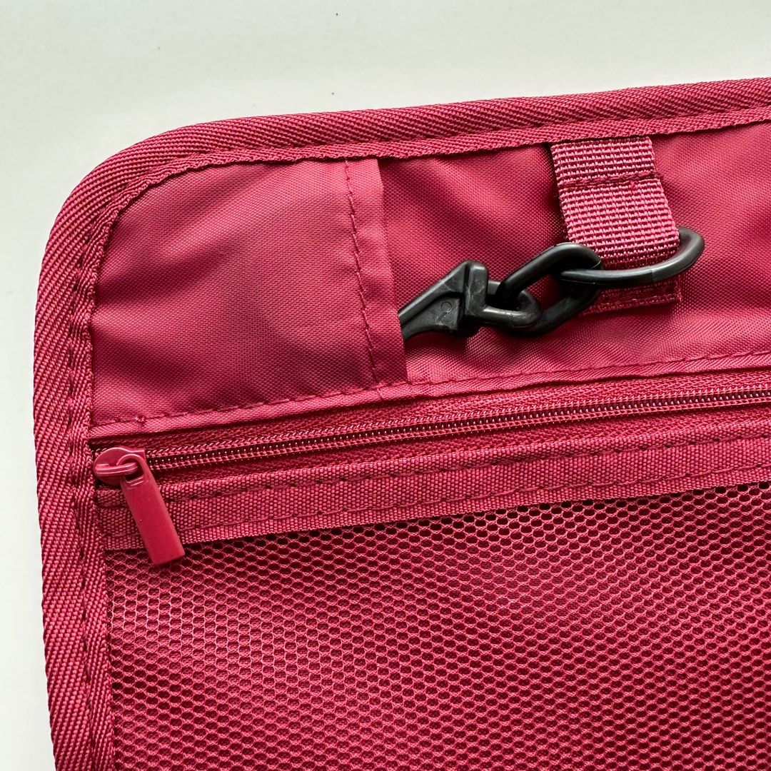 BNIB Uniqlo travel organiser / organizer with detachable pouch (red ...