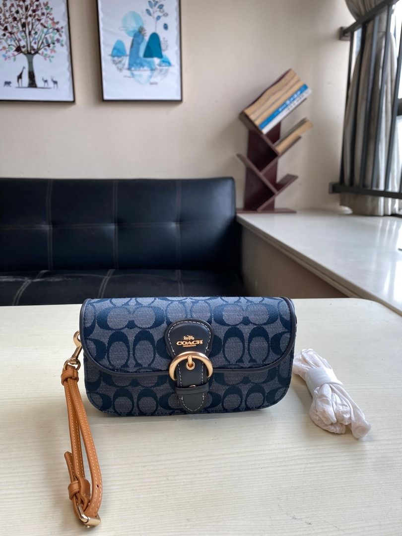 COACH 8304 Chambray CA441 white Kleo series clutch bag messenger bag chain bag equipped with hand shoulder strap and long chain. Exquisite and small