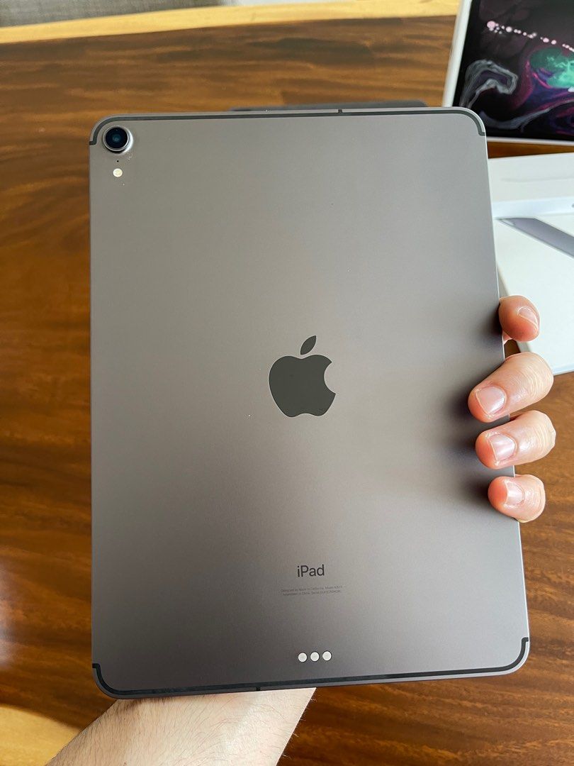 FULL SET - iPad 11 inch Pro, 256GB, Cellular+Wifi, Smart Keyboard 