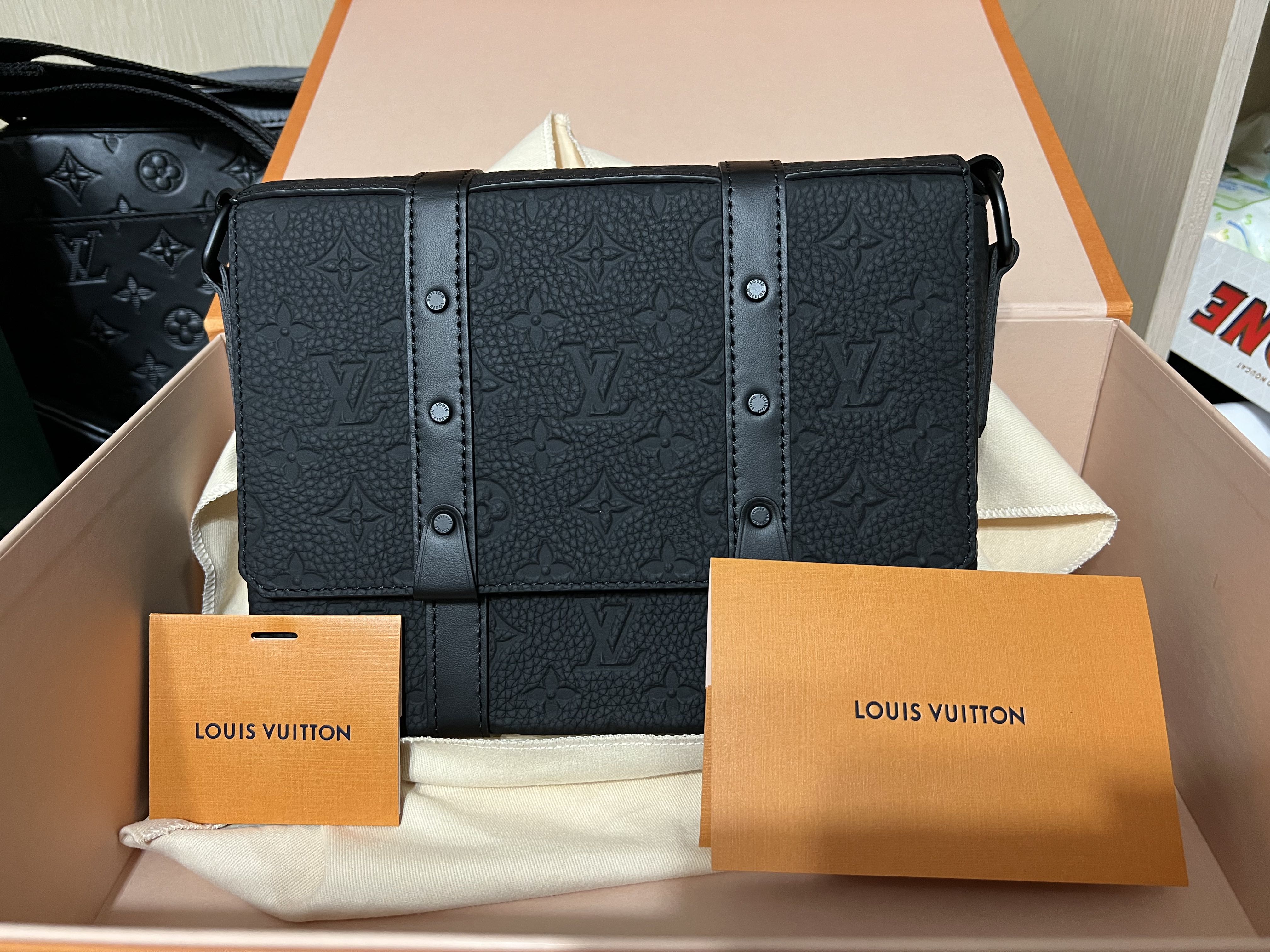 Louis Vuitton Messenger Bag & Sling Bag Lelaki, Men's Fashion, Watches &  Accessories, Wallets & Card Holders on Carousell