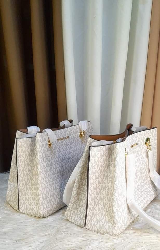 Michael kors Large Teagan (Category: Luxury Bags & Wallets) located in Mandaluyong City. Submitted by shop_0n_the_spot (Listing ID 1205456036, Image 3). Description: 💯% GUARANTEED ORIGINAL & BRAND NEW. 📌 OnH@nd 🇵🇭 Pinas 📌 Inclusions: Tag, Care card 📌 Additional Shipping Fee 📌 Cash / Layaway If in DOUBT don’t buy, to save our both time. We are not PLAYING here, we do our BUSINESS. ⬇️ PLEASE READ ⬇️ ⛔ No Down payment, No reservation. ⛔ Stric