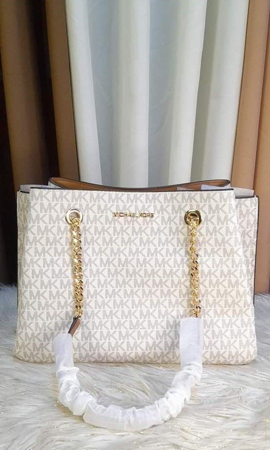 Michael kors Large Teagan (Category: Luxury Bags & Wallets) located in Mandaluyong City. Submitted by shop_0n_the_spot (Listing ID 1205456036, Image 1). Description: 💯% GUARANTEED ORIGINAL & BRAND NEW. 📌 OnH@nd 🇵🇭 Pinas 📌 Inclusions: Tag, Care card 📌 Additional Shipping Fee 📌 Cash / Layaway If in DOUBT don’t buy, to save our both time. We are not PLAYING here, we do our BUSINESS. ⬇️ PLEASE READ ⬇️ ⛔ No Down payment, No reservation. ⛔ Stric