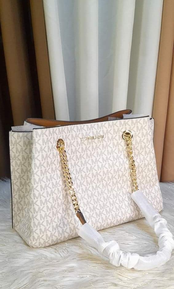 Michael kors Large Teagan (Category: Luxury Bags & Wallets) located in Mandaluyong City. Submitted by shop_0n_the_spot (Listing ID 1205456036, Image 2). Description: 💯% GUARANTEED ORIGINAL & BRAND NEW. 📌 OnH@nd 🇵🇭 Pinas 📌 Inclusions: Tag, Care card 📌 Additional Shipping Fee 📌 Cash / Layaway If in DOUBT don’t buy, to save our both time. We are not PLAYING here, we do our BUSINESS. ⬇️ PLEASE READ ⬇️ ⛔ No Down payment, No reservation. ⛔ Stric