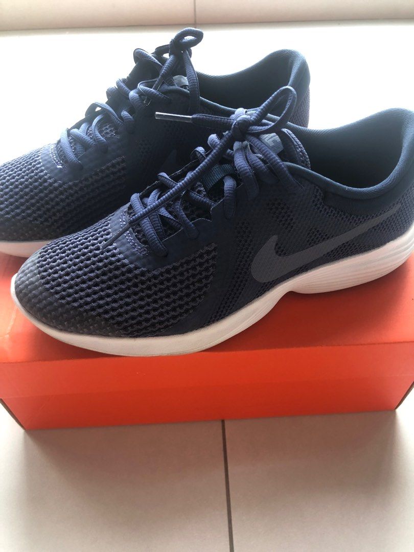 Nike revolution deals 4 gs