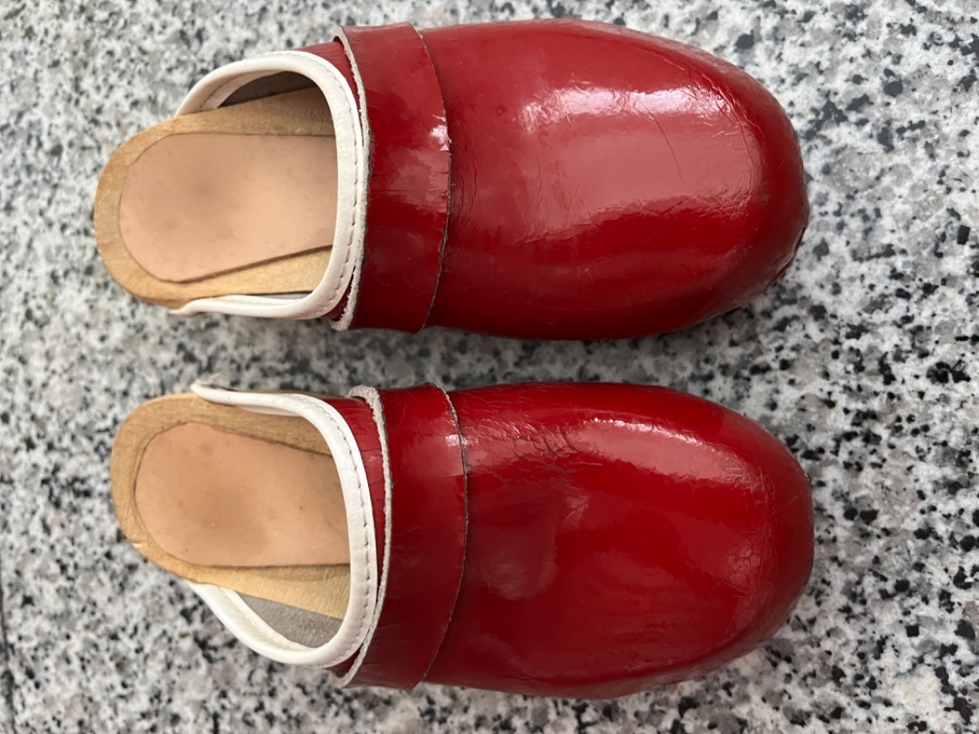Red leather new arrivals clogs