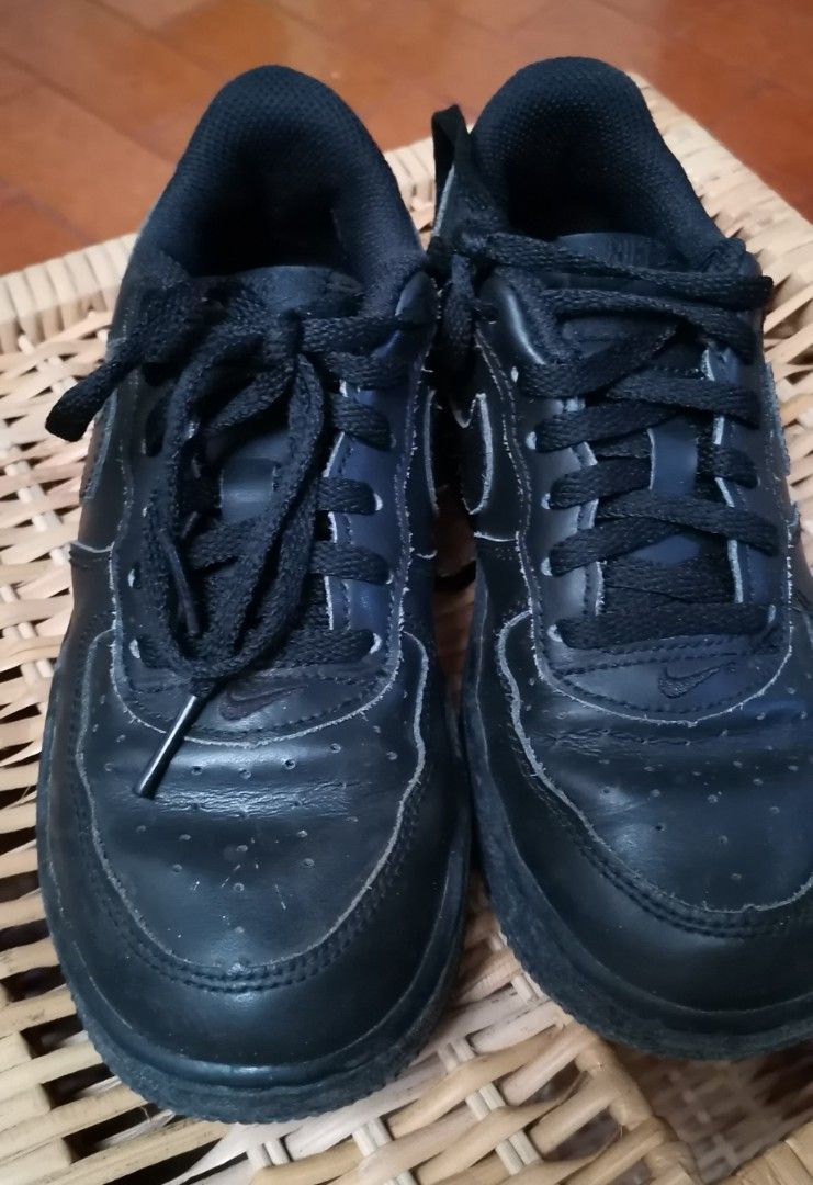 berat sepatu nike air force 1