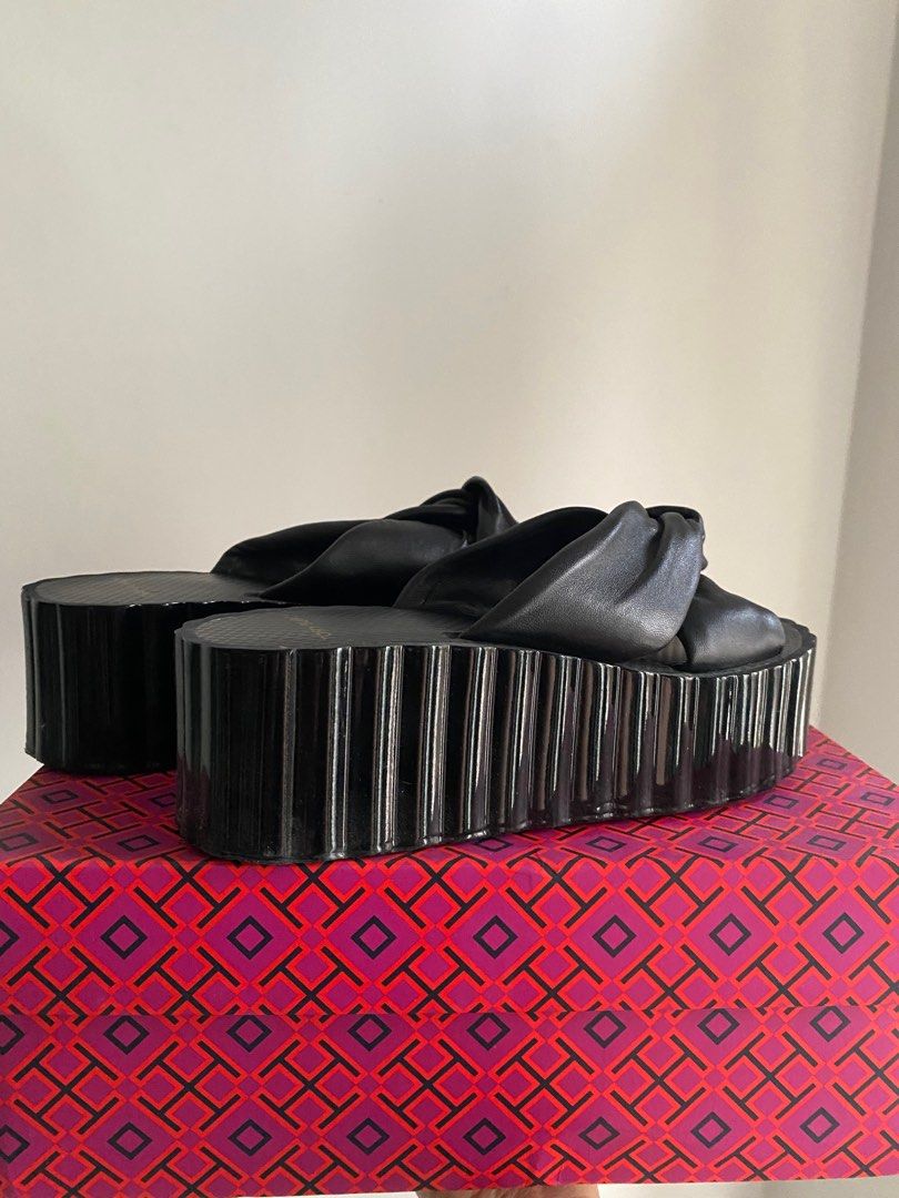Tory burch knotted scallop wedge slide 2025