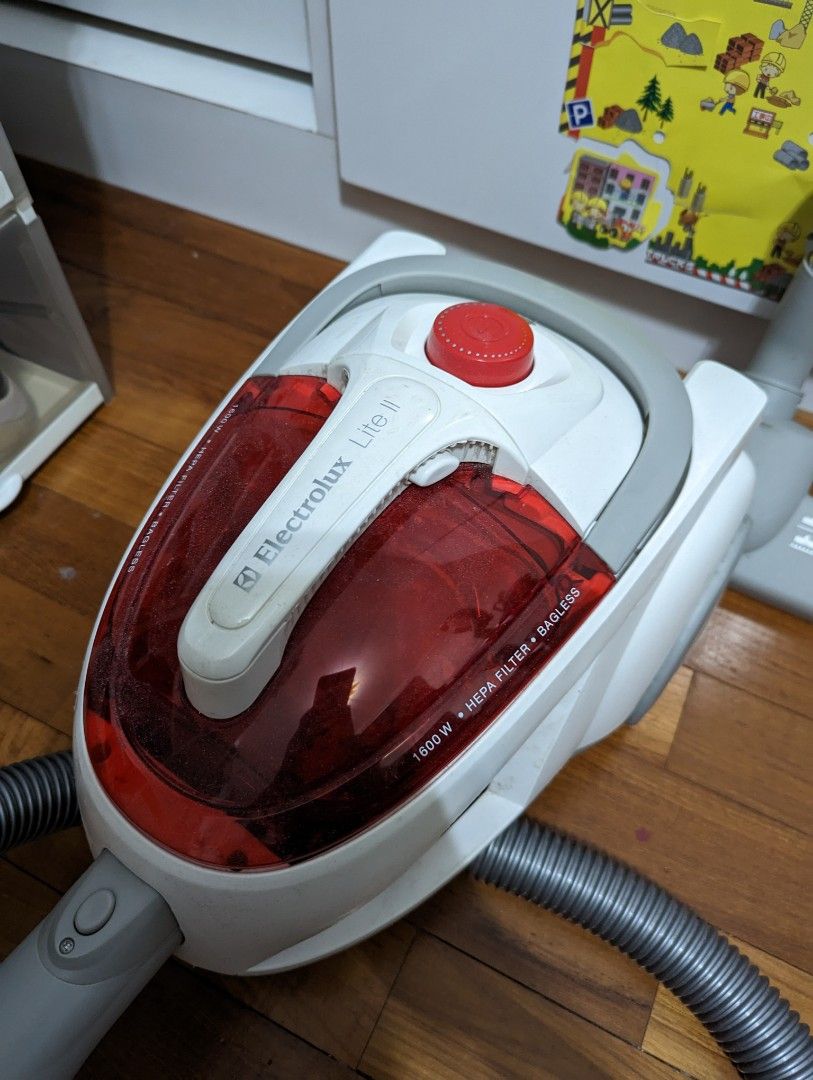Vacuum Cleaner Electrolux 1600w, TV & Home Appliances, Vacuum Cleaner