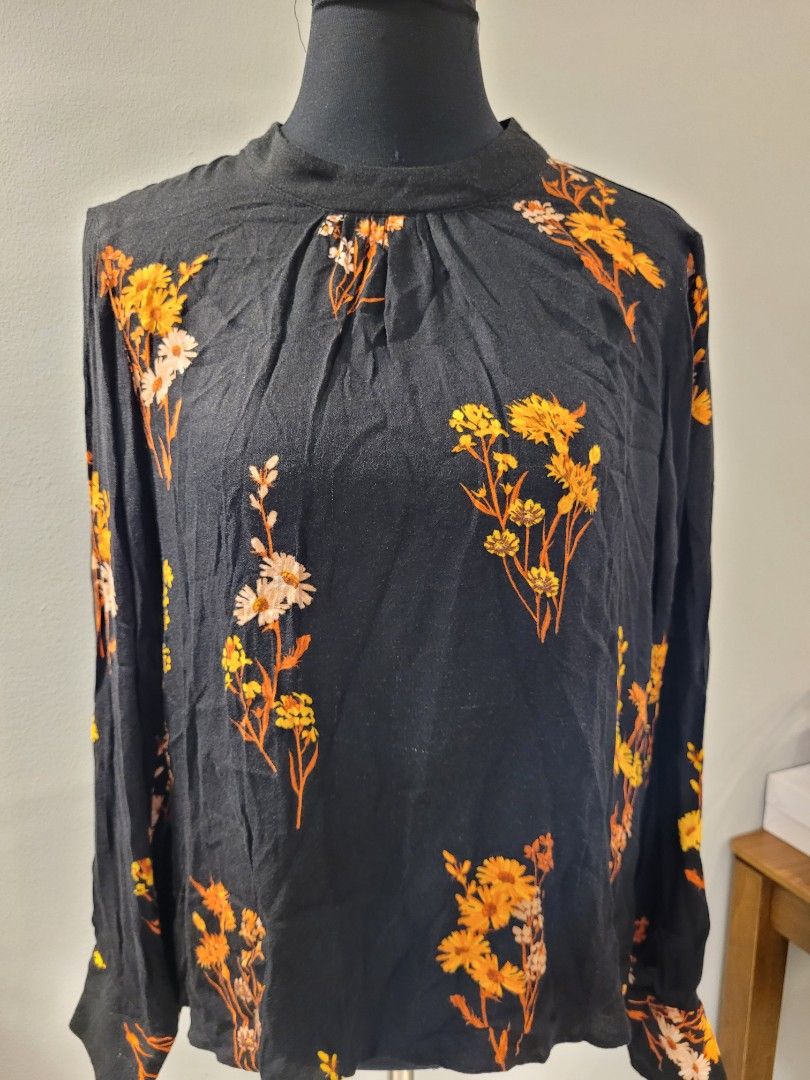 Warehouse Black Floral Long Sleeve Blouse (Category: Longsleeves) located in San Juan City. Submitted by patmr (Listing ID 1205596854, Image 2). Description: RFS: decluttering.