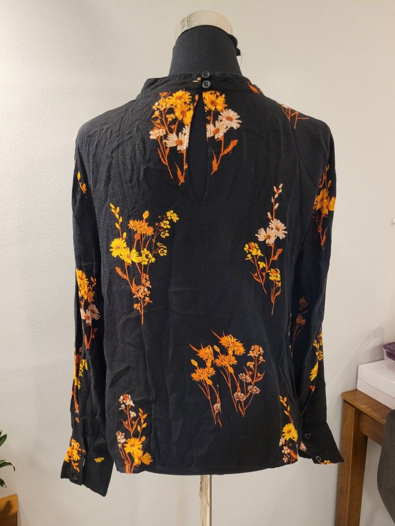 Warehouse Black Floral Long Sleeve Blouse (Category: Longsleeves) located in San Juan City. Submitted by patmr (Listing ID 1205596854, Image 3). Description: RFS: decluttering.