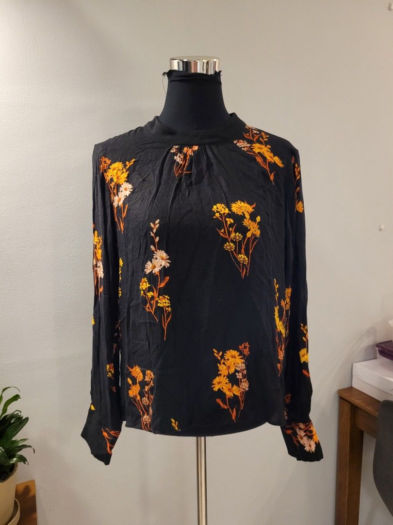 Warehouse Black Floral Long Sleeve Blouse (Category: Longsleeves) located in San Juan City. Submitted by patmr (Listing ID 1205596854, Image 1). Description: RFS: decluttering.