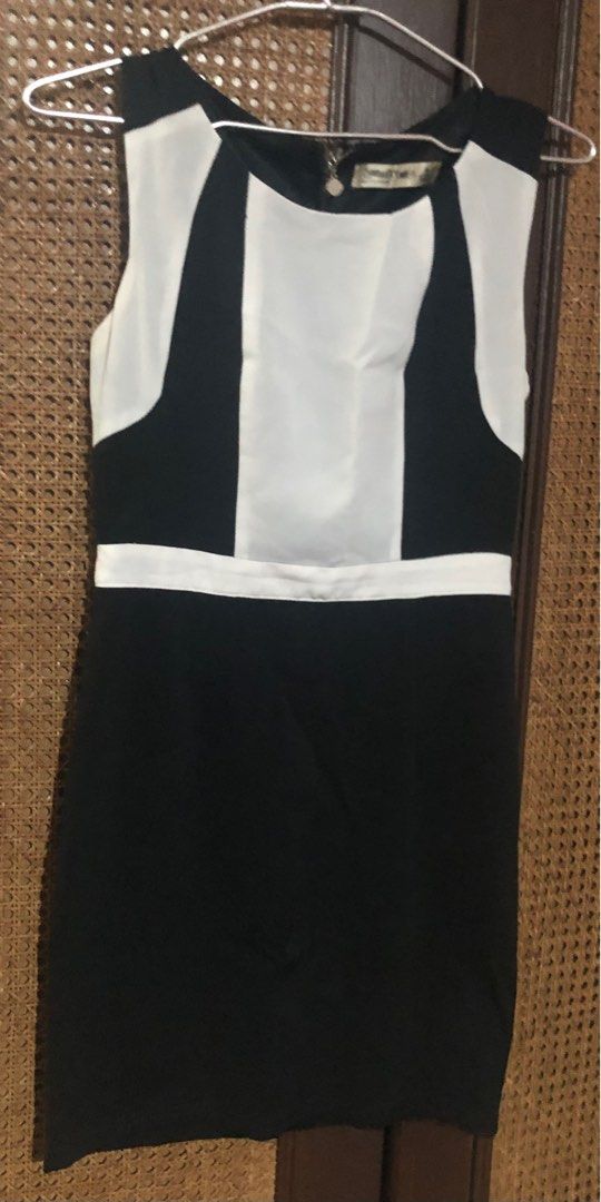 Black and White Dress (Category: Dresses) located in Caloocan City. Submitted by 2xhelp (Listing ID 1205758891, Image 1). Description: Cute dress still in good condition Best fits small Waist 24 inches Length 31 inches.
