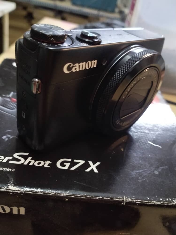Canon G7x mark i , first edition Full set with dual battery and SD card