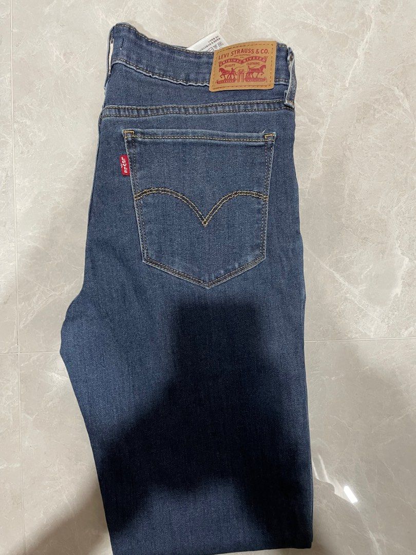 Levis (Category: Jeans & Leggings) located in Singapore. Submitted by datinrae (Listing ID 1205659021, Image 3). Description: Levis 711 Skinny Size 29 Denim Blue.