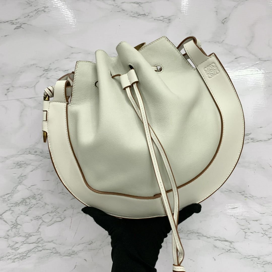 Loewe horseshoe sale leather shoulder bag