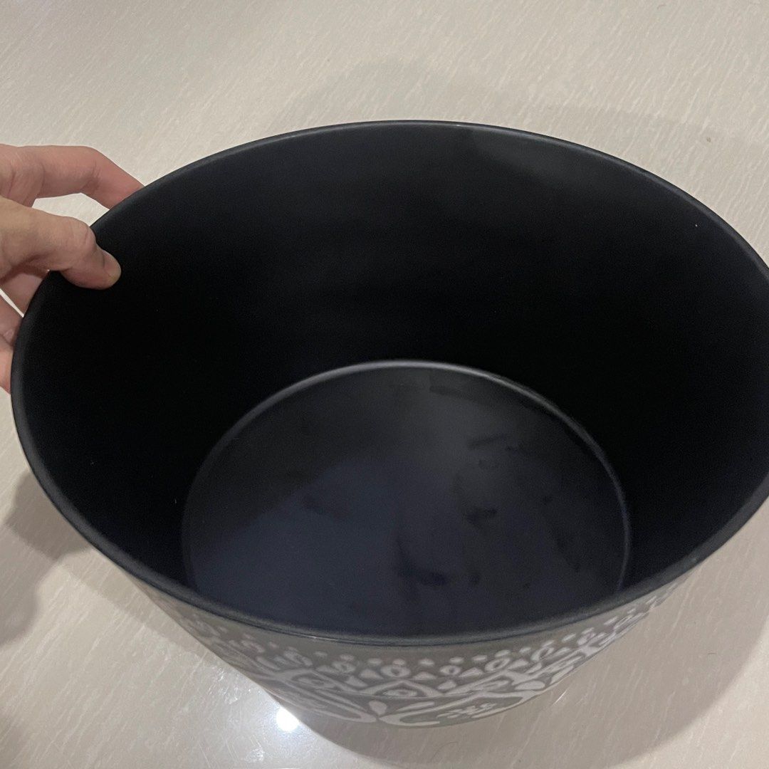 Member’s mark bamboo melamine black white pattern salad bowl (Category: Dinnerware & Cutlery) located in Manila. Submitted by hodlclub (Listing ID 1205795658, Image 2). Description: Brand new Bamboo melamine Dishwasher safe 25.5x25.5cm.