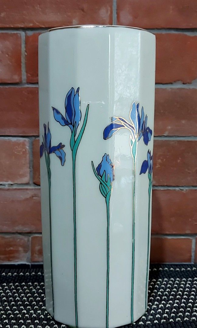 Ceramic Vase Mis Rhapsody Otagiri Iris (Category: Vases & Decorative Bowls) located in Rizal. Submitted by cherry_garcia (Listing ID 1205787145, Image 2). Description: Mode of Payment : G-Cash / Paymaya Mode of Delivery : Lalamove / Grab / LBC Location : Filinvest East, Cainta Rizal.