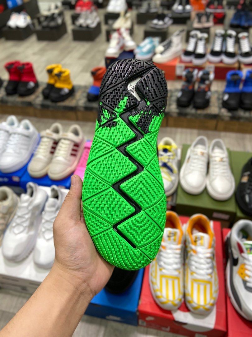 NIKE KYRIE 4 HALLOWEEN All sizes available Men s Fashion