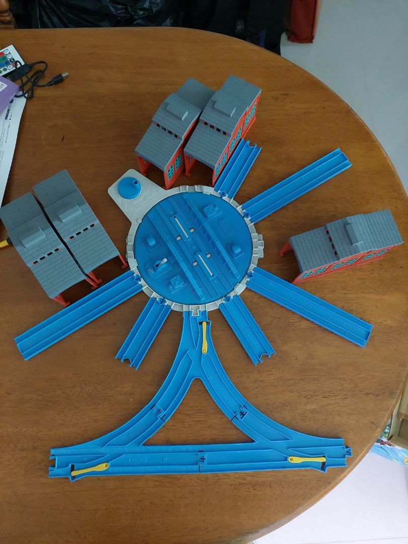 Thomas and Friends Tidmouth Engine Sheds and Turntable, Hobbies & Toys