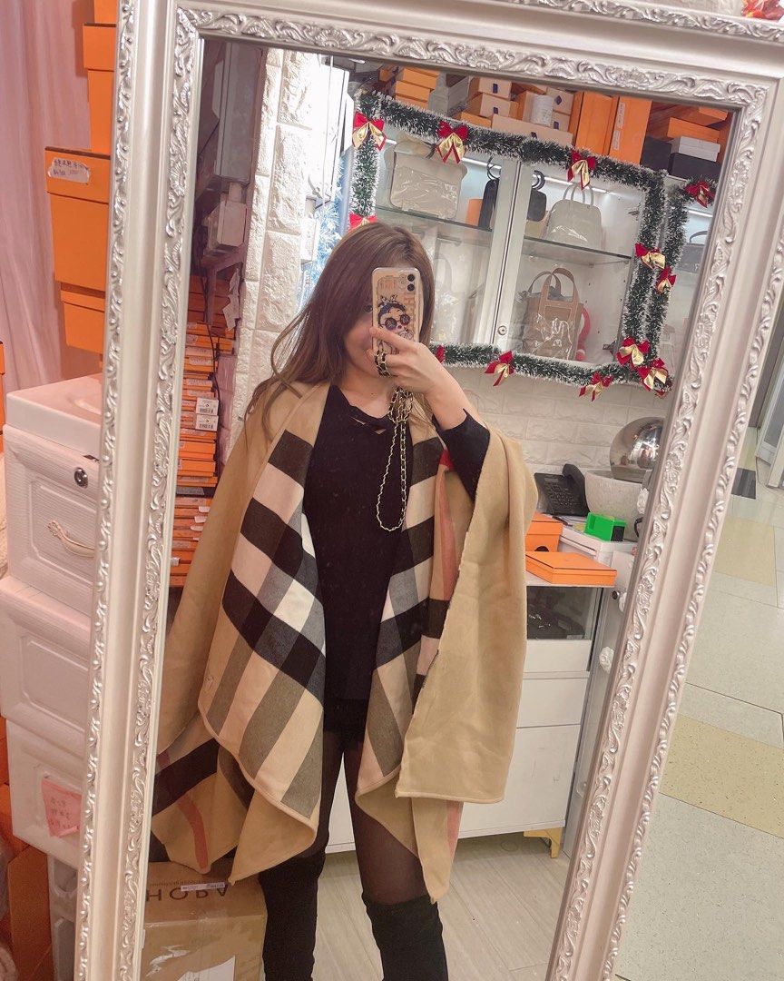 28 12 Burberry Wool Cape 140 x 140cm