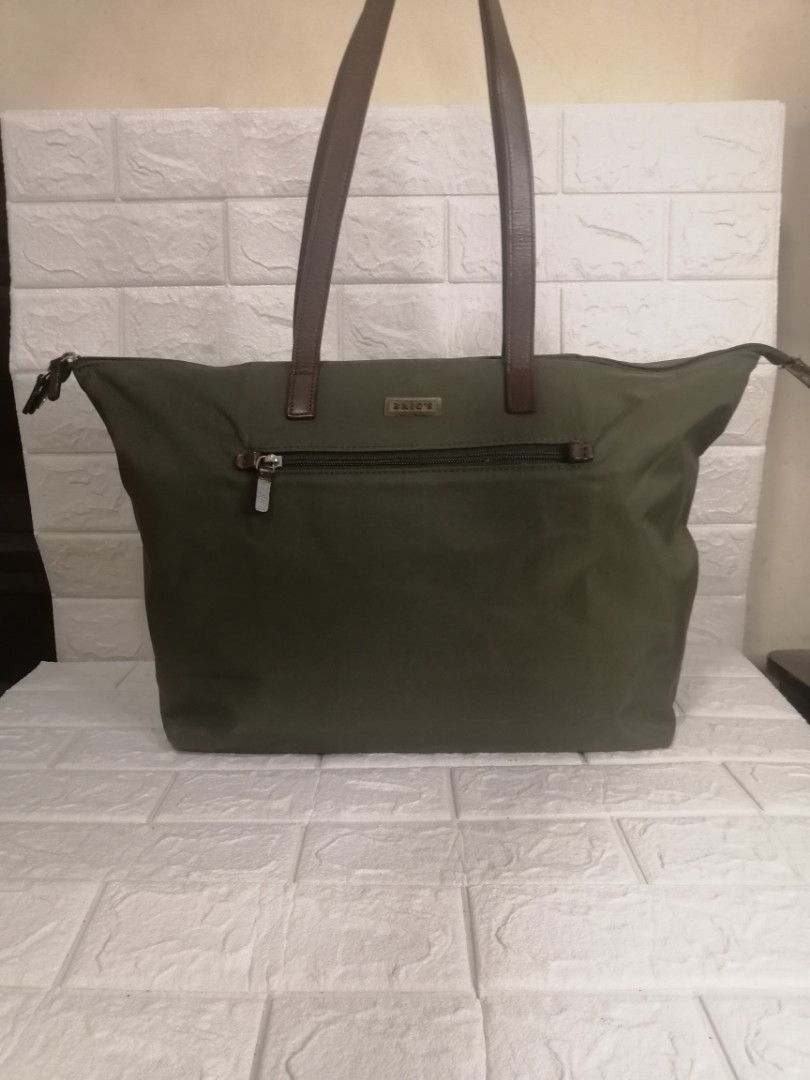 Bric's Nylon with Leather Combination Tote Bag (Category: Luxury Bags & Wallets) located in Las Pinas. Submitted by etoksi1234 (Listing ID 1206019645, Image 1). Description: Pre-loved Bric's Nylon with Leather Combination Tote Bag. With minimal flaws (Oil Stain) and signs of usage on rubber lining. Made in Italy, YKK zip. Please manage your expectations. All sales are final. Kindly examine pictures carefully when buying online. No return, exchang