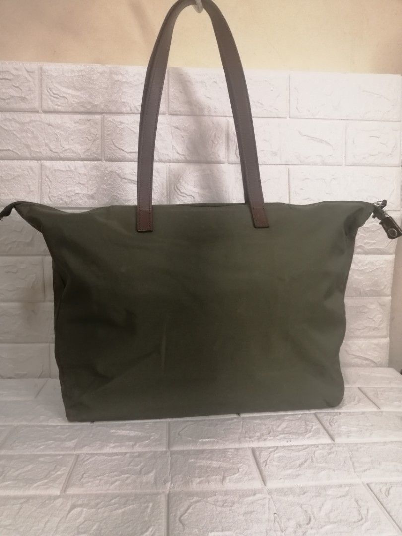 Bric's Nylon with Leather Combination Tote Bag (Category: Luxury Bags & Wallets) located in Las Pinas. Submitted by etoksi1234 (Listing ID 1206019645, Image 2). Description: Pre-loved Bric's Nylon with Leather Combination Tote Bag. With minimal flaws (Oil Stain) and signs of usage on rubber lining. Made in Italy, YKK zip. Please manage your expectations. All sales are final. Kindly examine pictures carefully when buying online. No return, exchang