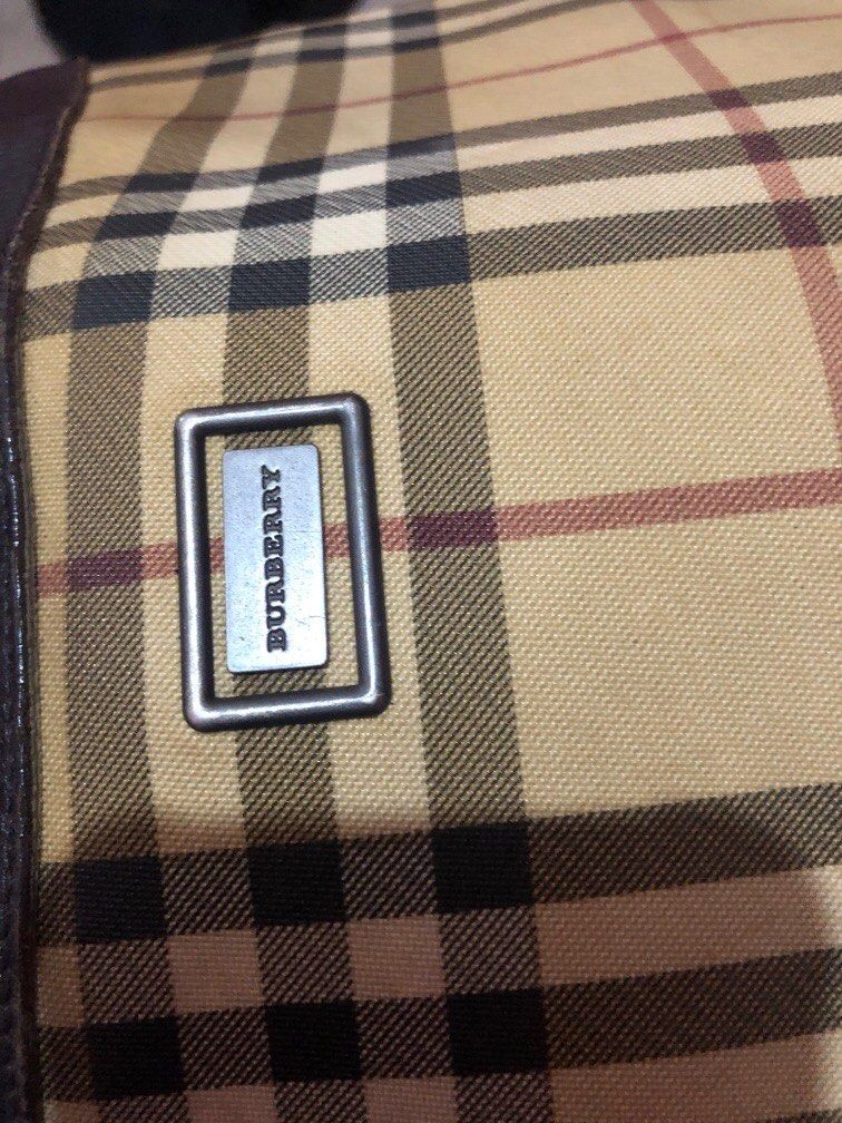 Burberry vintage (Category: Luxury Bags & Wallets) located in Quezon City. Submitted by yunajohan24 (Listing ID 1202268028, Image 2). Description: Med to large ang size No code Lampo ang zip .