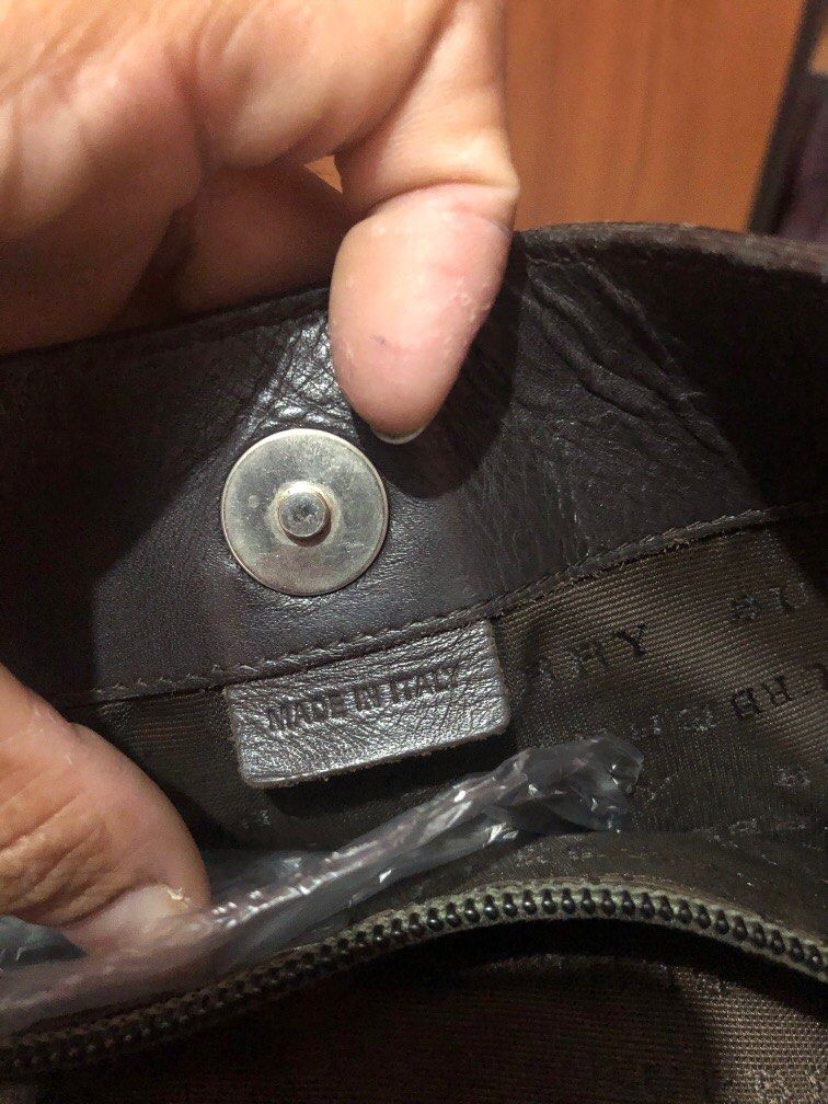 Burberry vintage (Category: Luxury Bags & Wallets) located in Quezon City. Submitted by yunajohan24 (Listing ID 1202268028, Image 3). Description: Med to large ang size No code Lampo ang zip .