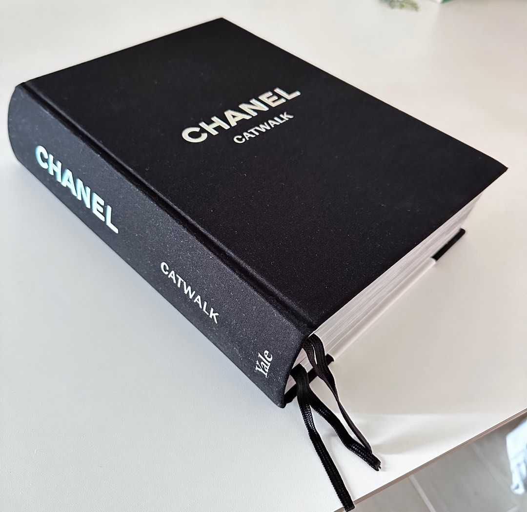 Chanel Catwalk Complete Collections coffee table book限量版收藏書, 女裝, 手錶及配件,  其他飾物- Carousell