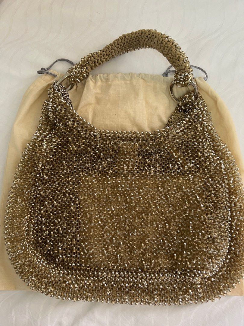 Stretchable material (Category: Shoulder Bags) located in Singapore. Submitted by pehfeifei (Listing ID 1205876663, Image 2). Description: No receipt but hv dust bag.