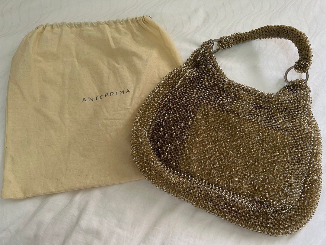 Stretchable material (Category: Shoulder Bags) located in Singapore. Submitted by pehfeifei (Listing ID 1205876663, Image 1). Description: No receipt but hv dust bag.