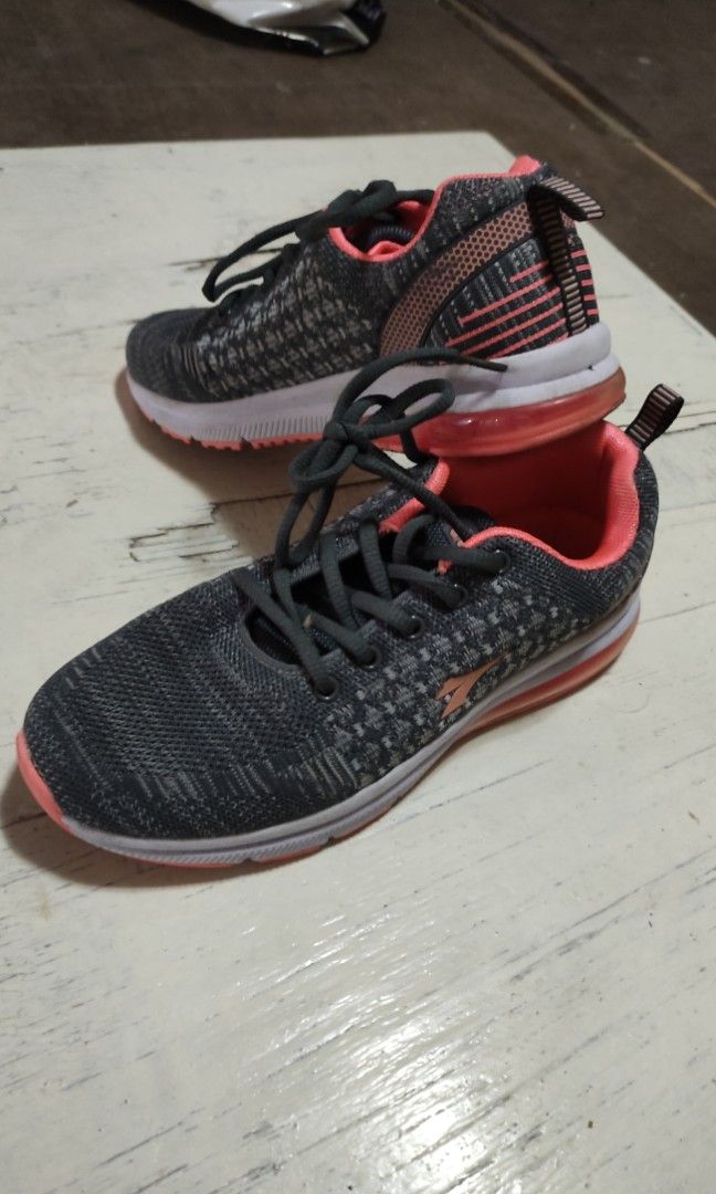 Diadora (Category: Sneakers) located in Paranaque City. Submitted by mispelled (Listing ID 1205950435, Image 1). Description: Selling a Diadora running shoes size 38 womens sole is intact with very minor signs of use. sole just needs cleaning. not being used anymore.