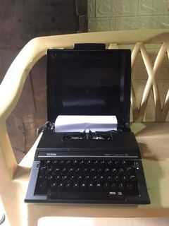 F/S: Brother Valiant Typewriter (1960-70's) Vintage
