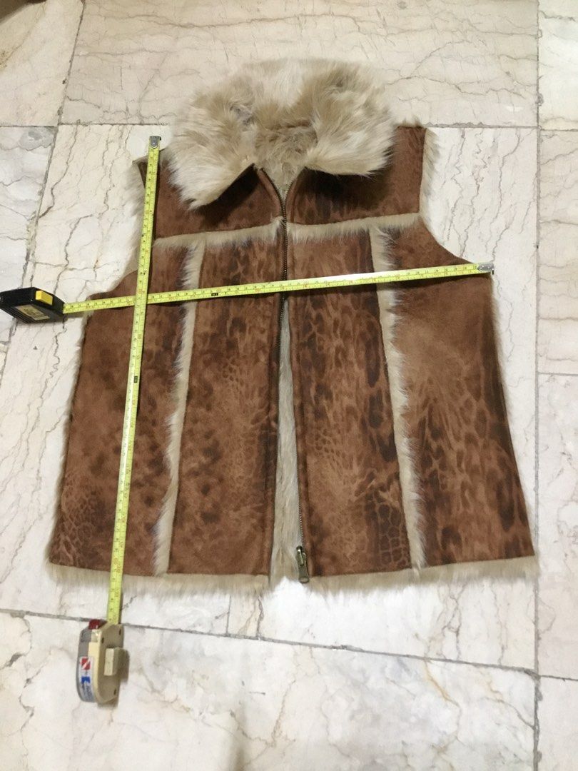 Vest (Category: Others Tops) located in San Juan City. Submitted by HannaRuby (Listing ID 1205960784, Image 3). Description: Brand new From US Reversible Synthetic fur.