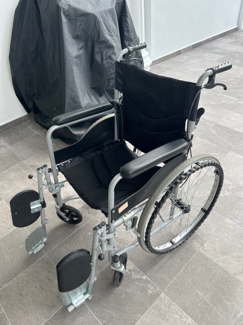 Wheelchair with leg elevation, foldable, Health & Nutrition, Assistive