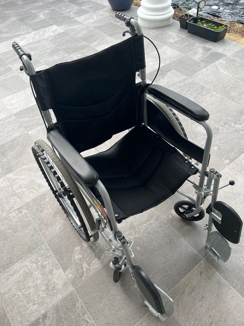 Wheelchair with leg elevation, foldable, Health & Nutrition, Assistive