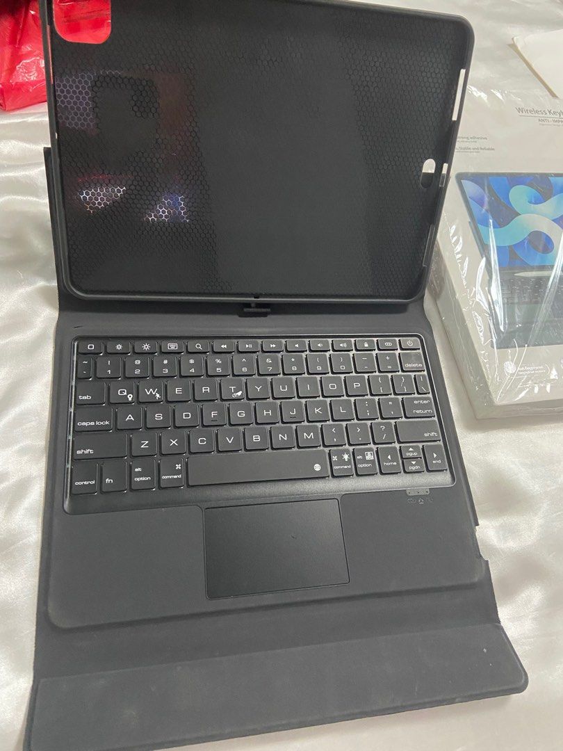 wireless keyboard (Category: Other Gadgets) located in Quezon City. Submitted by manncier (Listing ID 1205747225, Image 2). Description: fresh not.
