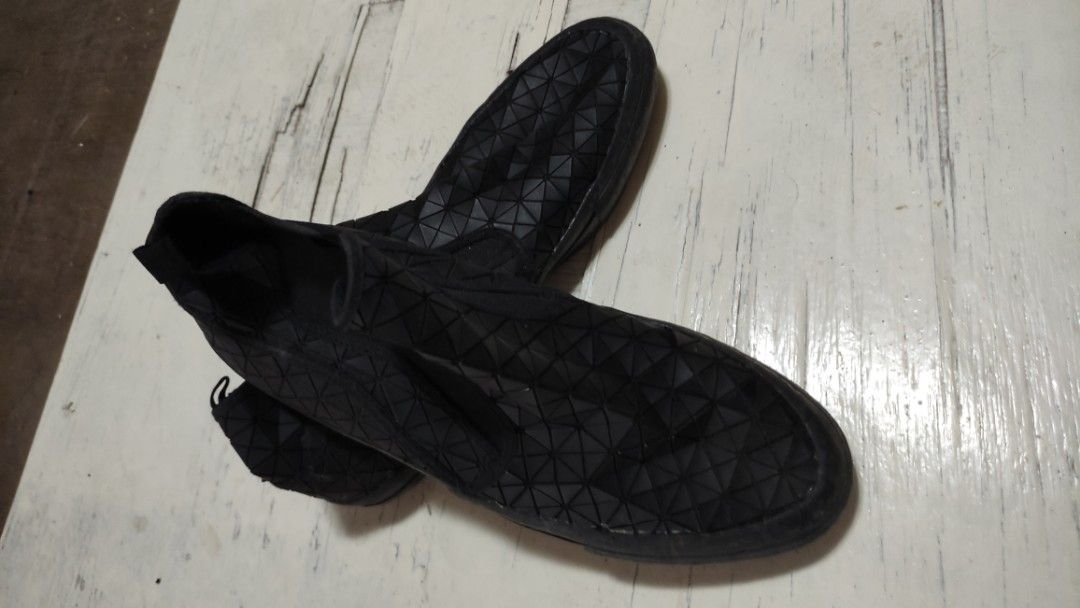 Zara Man (Category: Casual Shoes) located in Paranaque City. Submitted by mispelled (Listing ID 1205952566, Image 3). Description: Selling a pair of Zara Man shoes size 44 minor signs of use on the sole.