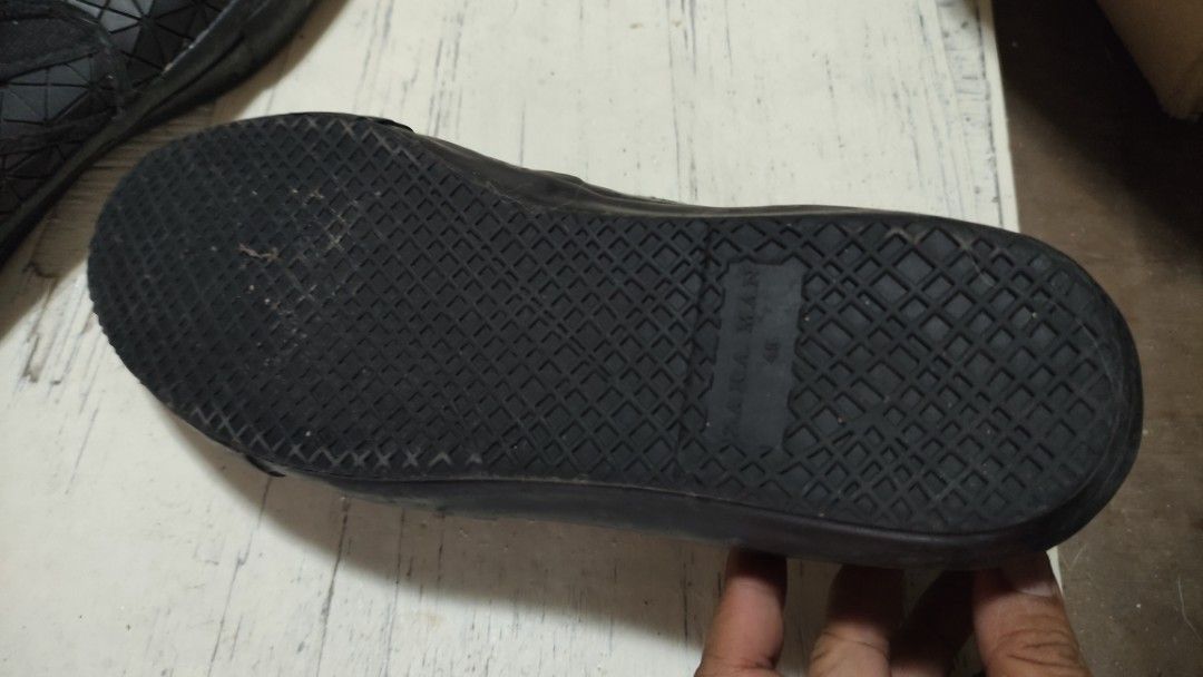Zara Man (Category: Casual Shoes) located in Paranaque City. Submitted by mispelled (Listing ID 1205952566, Image 2). Description: Selling a pair of Zara Man shoes size 44 minor signs of use on the sole.
