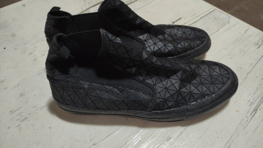 Zara Man (Category: Casual Shoes) located in Paranaque City. Submitted by mispelled (Listing ID 1205952566, Image 1). Description: Selling a pair of Zara Man shoes size 44 minor signs of use on the sole.