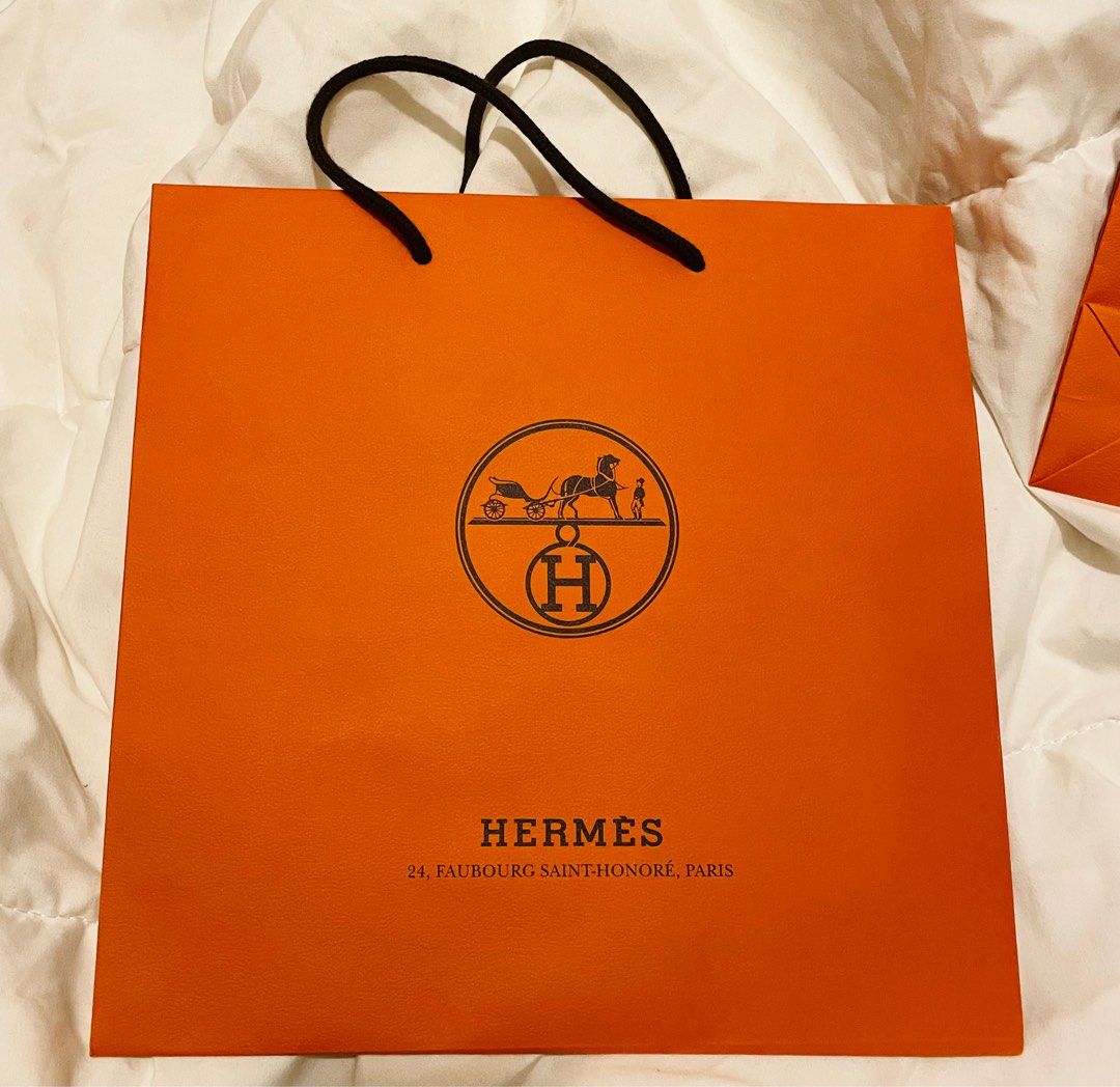 正版Hermes 中紙袋30x30x10cm 正版底部有生產日期和產地, 名牌, 飾物及 