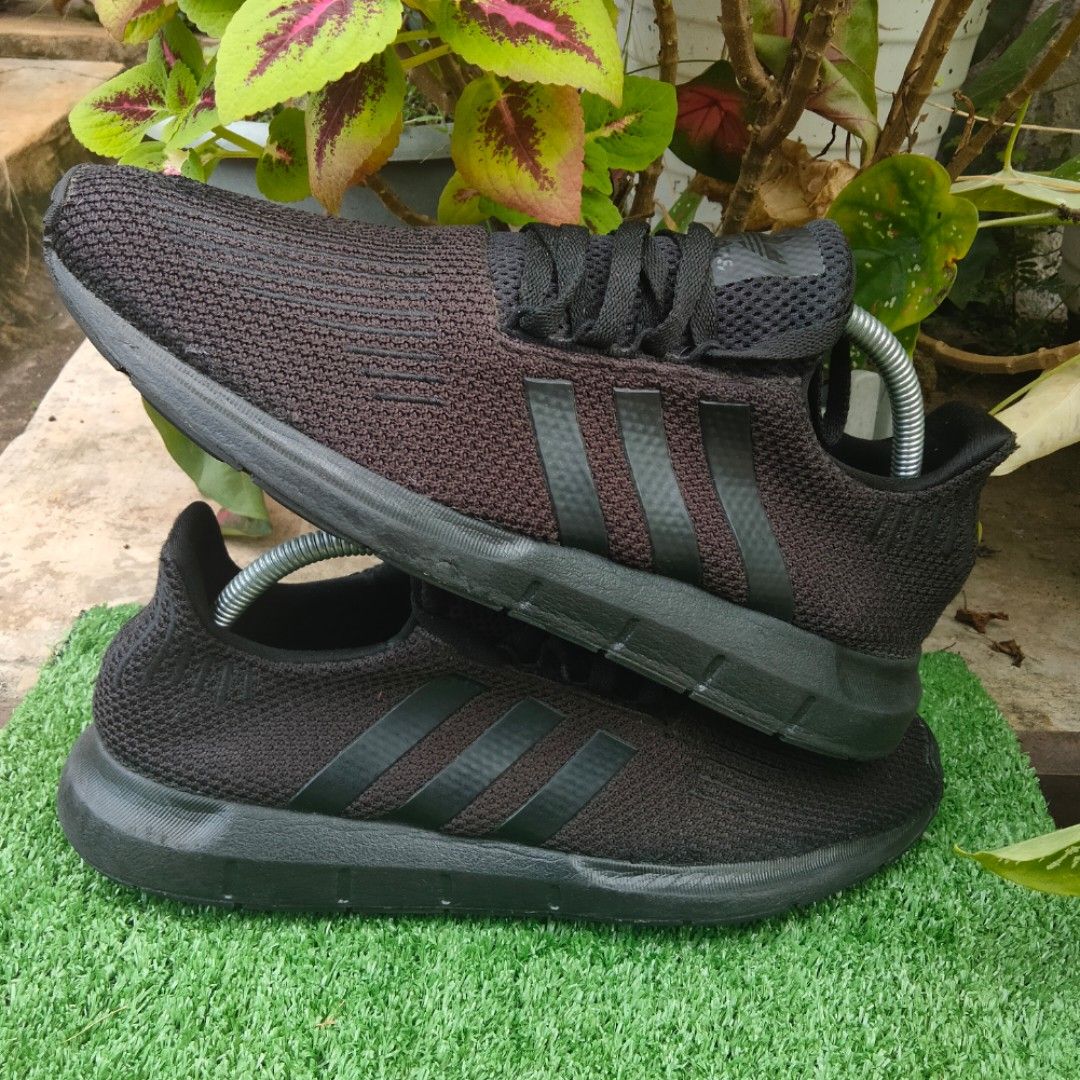 Adidas swift run triple black top